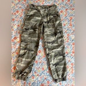 American Eagle High Rise Camo Cargo Joggers Size 6R